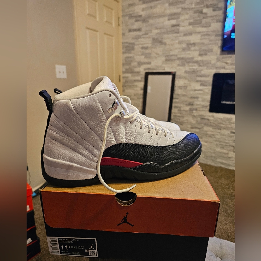 Air Jordan 12 Retro Mens 11.5 W/ Red Jordan Hat
